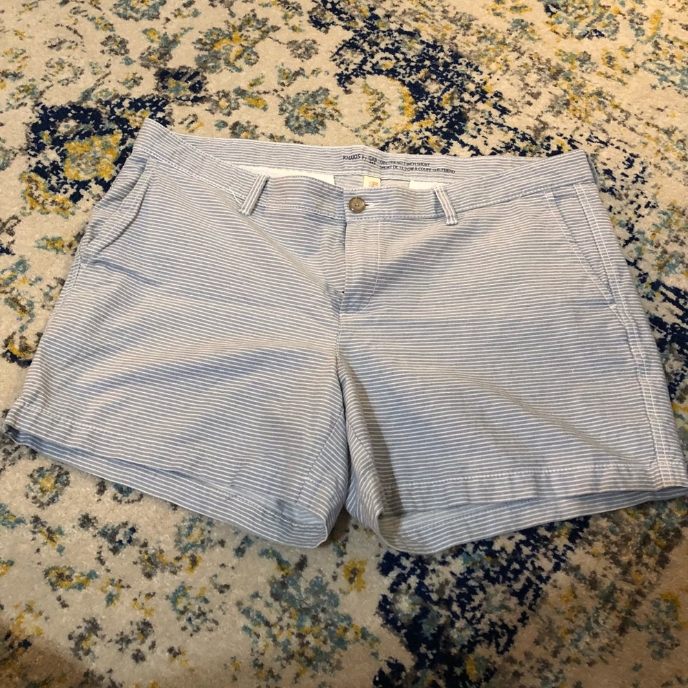 GAP Blue & white 5” short in great condition Sz18